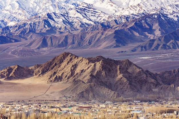 Panorama de las hermosas montañas que rodean a Leh a la luz del sol: Ladakh, Jammu y Cachemira, India.