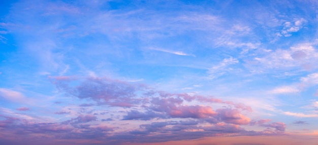 Panorama hermoso del atardecer del cielo como fondo