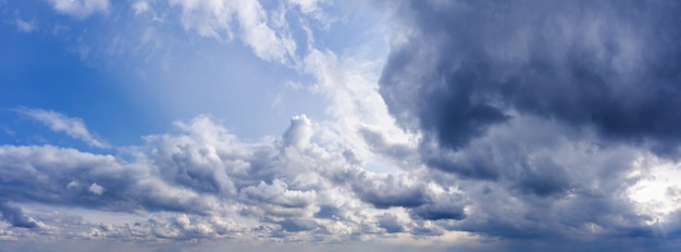 Panorama de hermoso cielo azul con nubes oscuras durante el día.