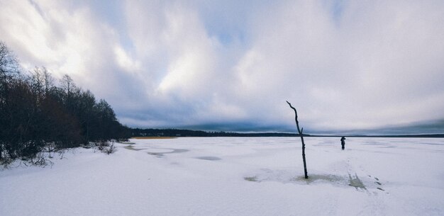 Panorama de un hermoso paisaje de invierno Campo de nieve blanca y hielo en el horizonte Sensación ligera y aireada y paleta de colores ligeros