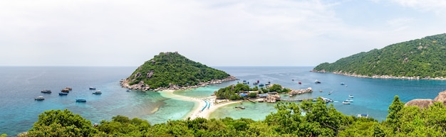 Panorama High Angle View schöne Naturlandschaft Meer Strand und Pier für Bootsfahrten auf der Insel Koh Nang Yuan im Sommer ist eine berühmte Touristenattraktion im Golf von Thailand, Surat Thani, Thailand