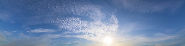 Panorama Himmel und Sonne am Abend