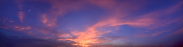 Panorama Himmel und Sonne am Abend