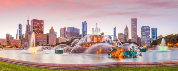 Panorama del horizonte de Chicago con rascacielos y fuente de Buckingham al atardecer