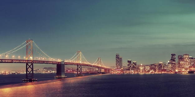 Panorama del horizonte de la ciudad de San Francisco con arquitecturas urbanas por la noche.