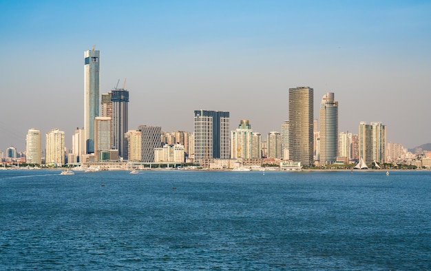 Panorama del horizonte de la ciudad de Xiamen en China desde el océano