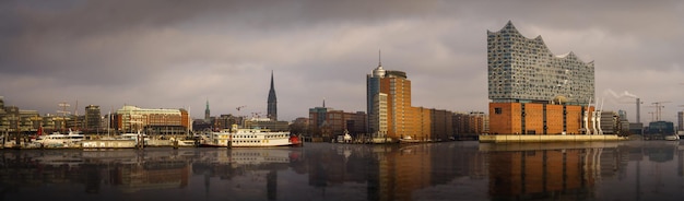 Panorama del horizonte de Hamburgo con reflejo