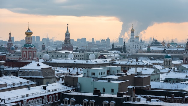 Panorama del horizonte histórico de la ciudad de Moscú en invierno