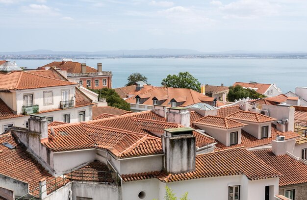 Foto panorama del horizonte de lisboa sobre los tejados del casco antiguo desde el castillo