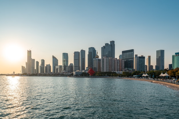 Panorama de horizonte de paisaje arquitectónico de la costa de Qingdao