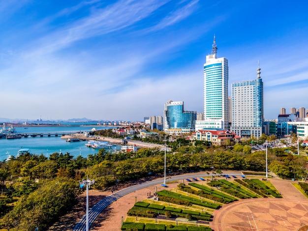 Panorama del horizonte del paisaje de la arquitectura de la ciudad de la bahía de Qingdao de la fotografía aérea