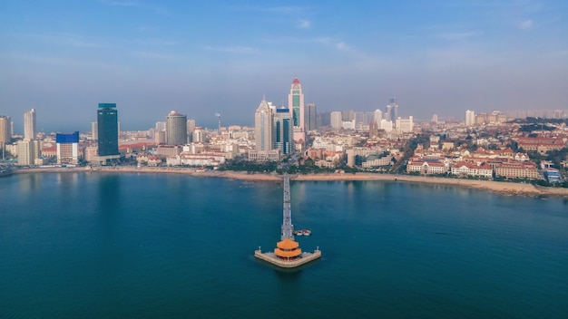 Panorama del horizonte del paisaje de la arquitectura de la ciudad de la bahía de Qingdao de la fotografía aérea