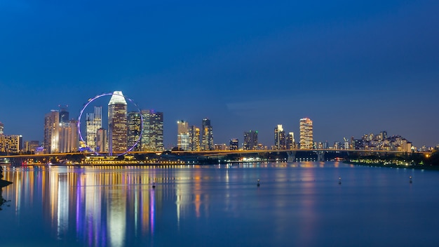 Panorama del horizonte de Singapur en el momento del crepúsculo.