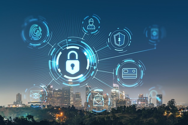 Panorama iluminado del horizonte del centro de Los Ángeles por la noche California EE.UU. Rascacielos de la ciudad de Los Ángeles Holograma de candado resplandeciente El concepto de seguridad cibernética para proteger la información confidencial