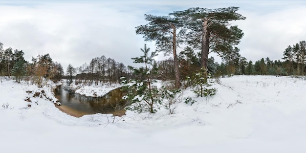 Panorama inconsútil esférico completo de invierno Vista de ángulo de 360 grados en la carretera en un parque nevado con cielo gris pálido cerca de un pequeño río en contenido VR AR de proyección equirectangular
