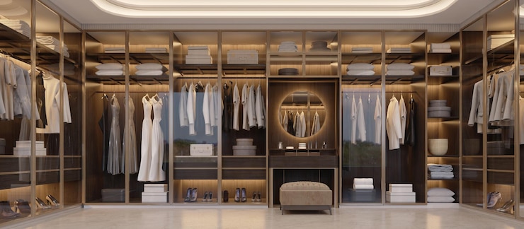 Panorama del interior de un vestidor de lujo con elementos de madera y oro