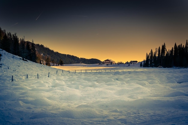 Panorama invernal del lago Calaita en penumbra lago congelado Valle Lozen TrentinoAlto Adige