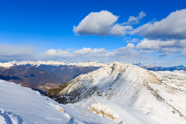 Panorama de invierno de los Alpes italianos, cima de una montaña, Cima Larici Asiago.