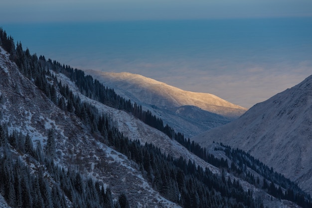 Panorama de invierno con cabaña de esquí en la nieve.