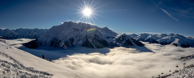 Foto panorama de invierno en el cielo bajo el resplandor del sol