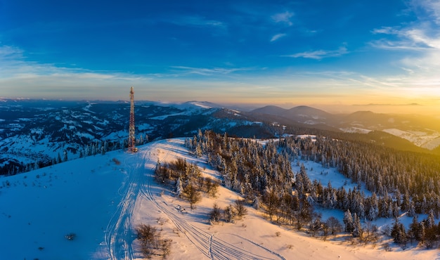 Panorama de invierno mágico de hermosas laderas nevadas en una estación de esquí en Europa en un día helado soleado y sin viento. El concepto de recreación activa en invierno.