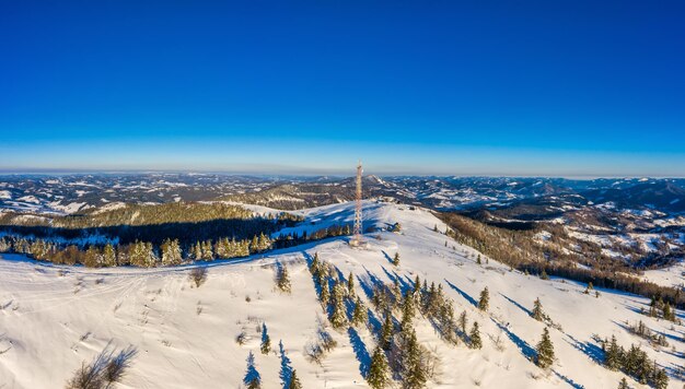 Panorama de invierno mágico de hermosas laderas nevadas