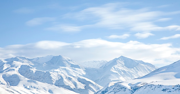 Panorama de invierno de montaña de nieve