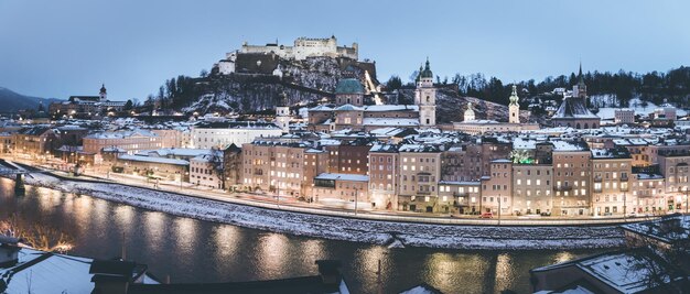 Panorama de invierno de Salzburgo en Navidad Austria