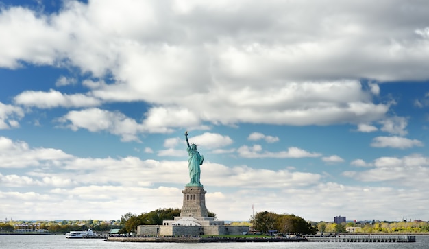 Panorama de la isla de la libertad con la estatua de la libertad vista desde el ferry en el río Hudson