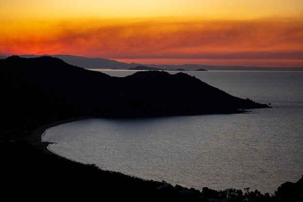 panorama de la isla magnética al atardecer, colorido atardecer sobre playas paradisíacas en la isla australiana