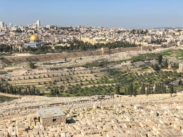 Panorama de Jerusalén con cementerio en Israel durante el día