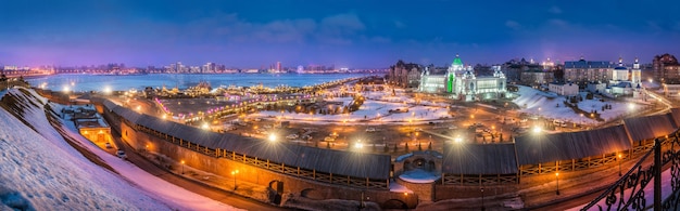 Panorama de Kazán en la iluminación de la noche y el Palacio de los Agricultores en invierno