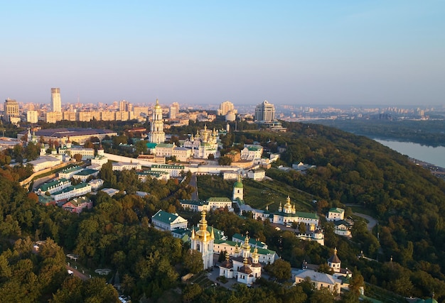 Panorama de Kiev desde la estatua de la Madre Patria con KyivPechersk Lavra en Kiev Ucrania