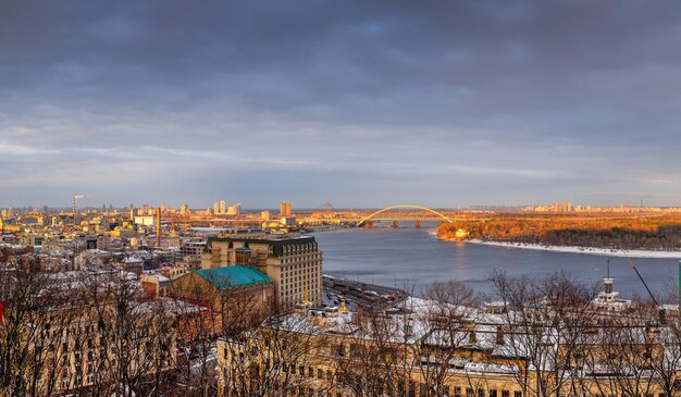 Panorama de Kiev con vistas a Podil y Obolon