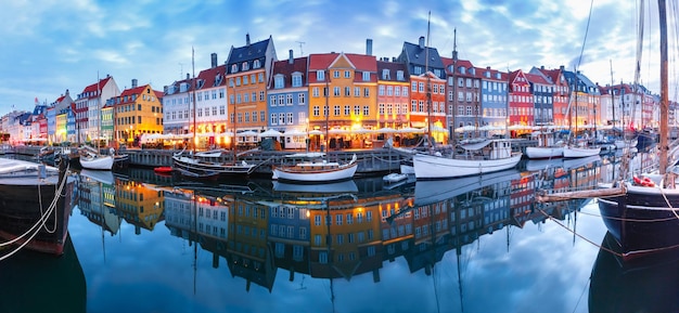 Panorama del lado norte de nyhavn con coloridas fachadas de casas antiguas y barcos viejos en el casco antiguo de ...