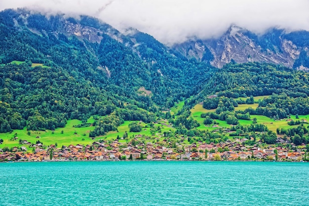 Panorama con el lago Brienz y la montaña Brienzer Rothorn con chalet suizo tradicional en Interlaken en el cantón de Berna en Suiza