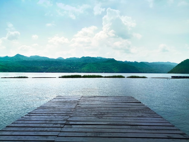 Panorama de un lago con embarcadero