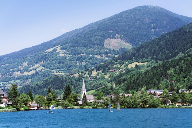 Panorama del lago Feld am See en Carintia, Austria. Paisaje con estanque y cielo azul en primavera o verano. Paisaje en los verdes Alpes de Europa. Campo con montañas alpinas. naturaleza con agua