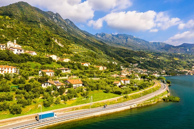 Panorama del lago Iseo en Italia