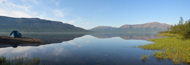 Panorama de un lago de montaña en la meseta de Putorana