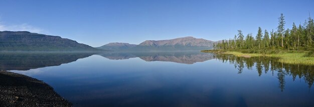 Panorama de un lago de montaña en la meseta de Putorana