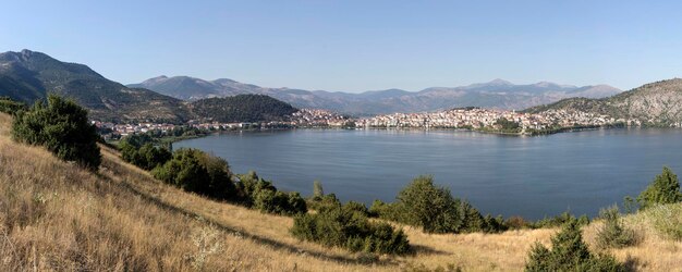 Panorama de un lago de montaña Orestiada y ciudad Kastoria en un día soleado Macedonia noroeste de Grecia