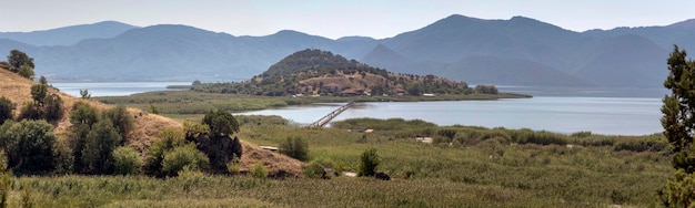 Panorama de un lago de montaña Pequeño Prespa en nom Florina e islote de San Aquiles Macedonia noroeste de Grecia