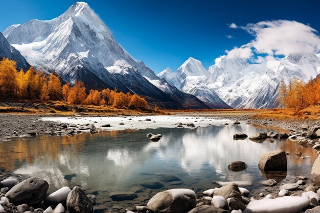 Panorama del lago de perlas con la montaña de nieve sagrada en la temporada de otoño en la reserva natural de Yading