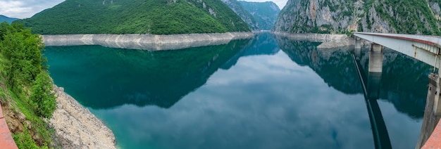 Panorama del lago Piva entre las altas montañas escénicas