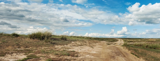 Panorama Landschaftsstraße geht bis zum Horizont Die Tyva-Steppe