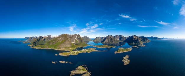 Panorama Lofoten ist ein Archipel in der Grafschaft Nordland, Norwegen. Ist bekannt für eine unverwechselbare Landschaft mit dramatischen Bergen und Gipfeln, offenem Meer und geschützten Buchten, Stränden und unberührtem Land.