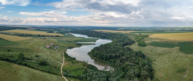 Panorama-Luftaufnahme aus der Drohne einer wunderschönen Landschaft mit einem See wie eine Schlange