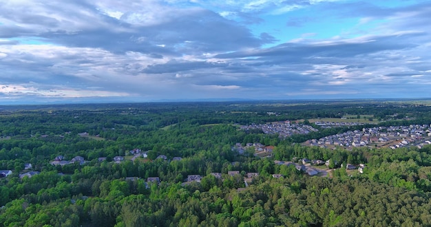 Panorama-Luftaufnahme einer kleinen Stadt mit Vorortentwicklung in einem Wohnviertel