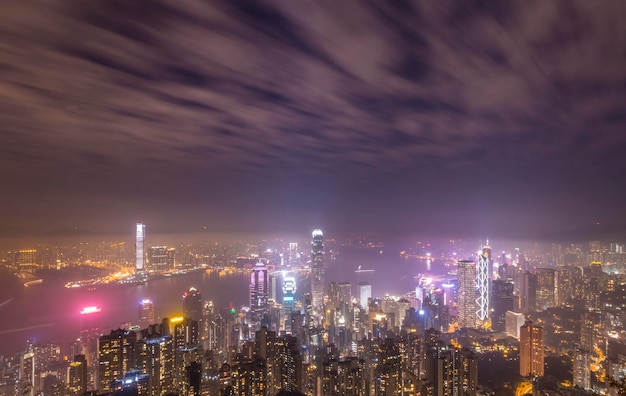 Panorama-Luftbild der beleuchteten Skyline von Hongkong und des Victoria Harbour bei Nacht. Langzeitbelichtung